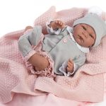 Papusa Raquel in sorti roz si pulover gri ASI