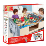 Set de joc Masa si tren cu locomotiva alimentata cu baterii 70 buc.