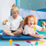 Set de joaca Pescuitul Magnetic S2 cu 2 undite si 4 figurine pesti Battat (in plasa) — изображение 5