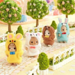 Set 2 figurine in costum epuras, pisicuta Sylvanian Families - imagine 3