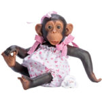 Jucarie Lola Cimpanzeu in salopeta roz, 32 cm ASI