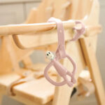 Suport Multifunctional pentru suzete si dentite (roz) Matchstick Monkey - imagine 3