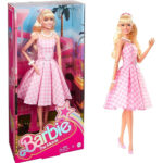 Papusa Margot Robbie in roz rochie The Movie Barbie Mattel